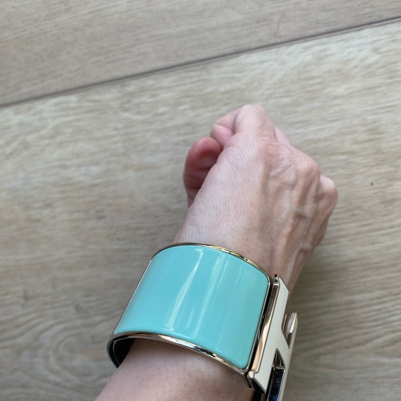 Extra Wide Vintage HERMES clic clac PM cuff. Drop dead gorgeous - Picture 6 of 7